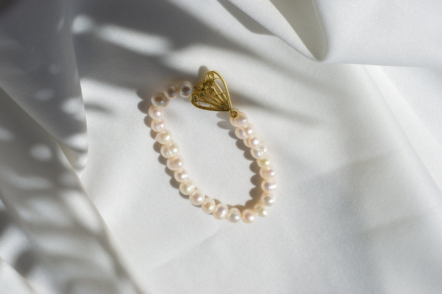 PULSERA CON PERLAS DE RÍO