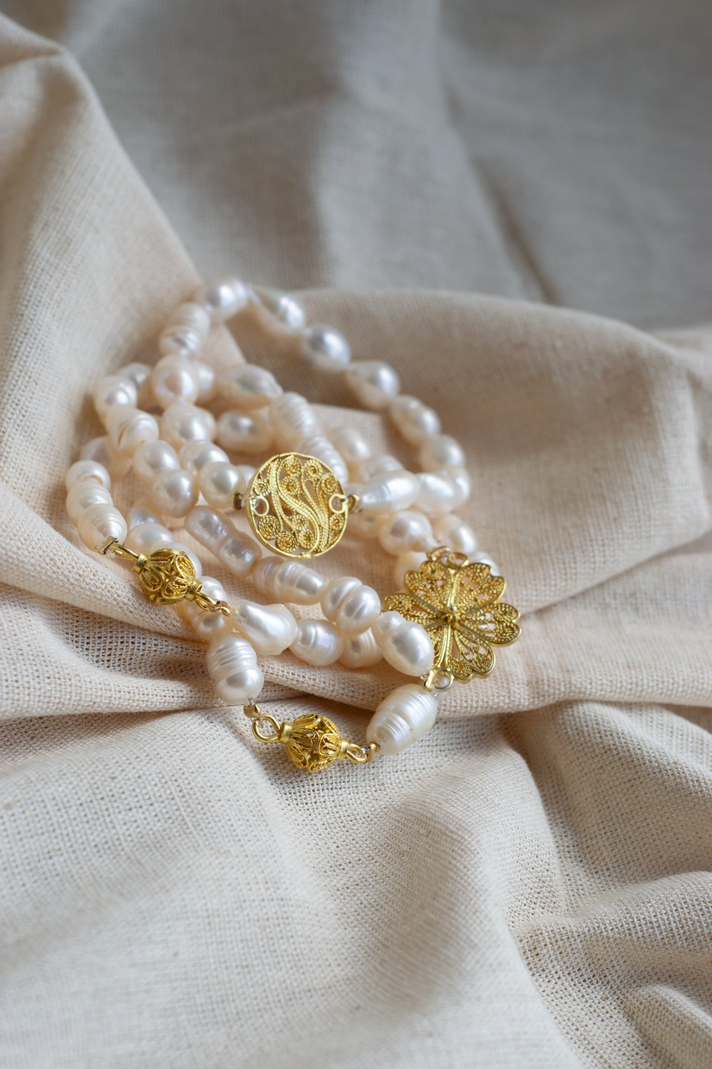 PULSERA CON PERLAS DE RÍO