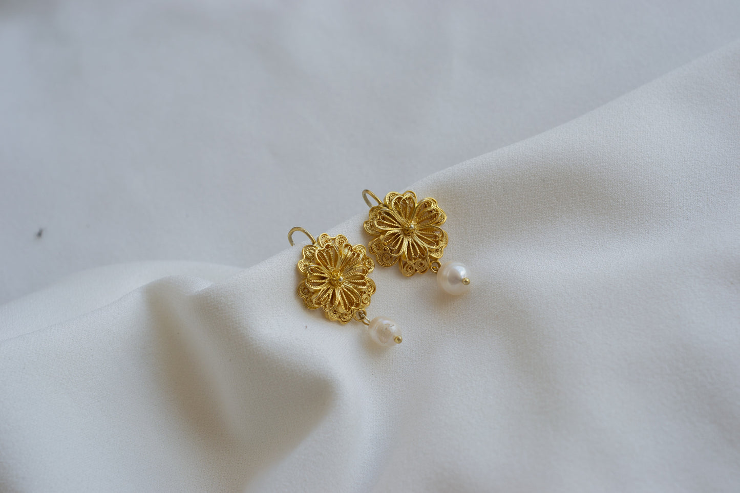 ARETES ROSETAS CON PERLA DE RÍO