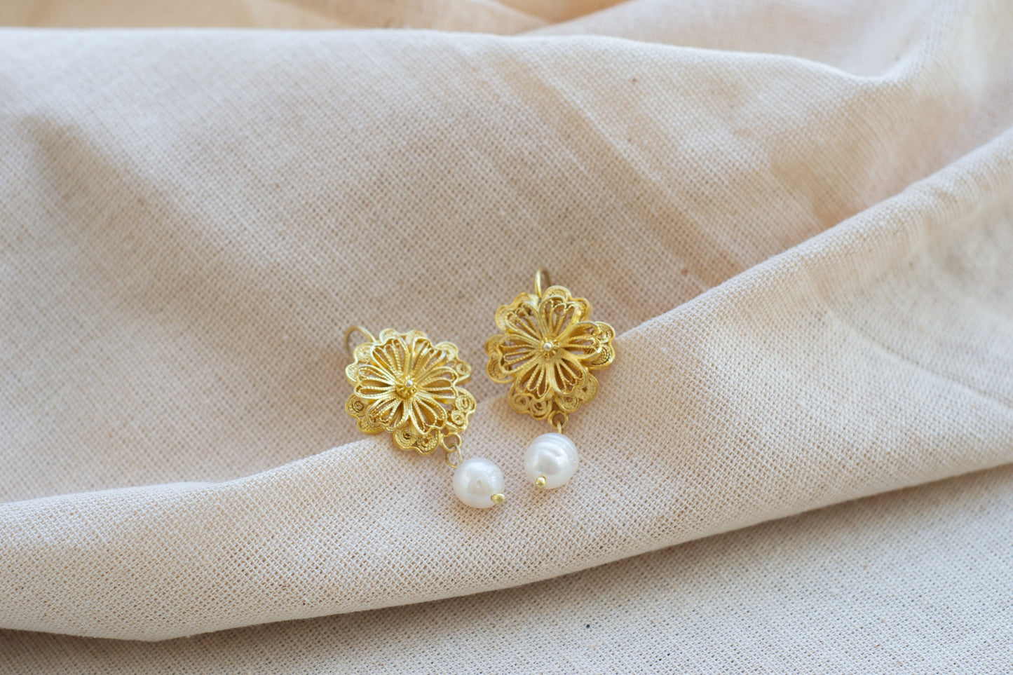 ARETES ROSETAS CON PERLA DE RÍO