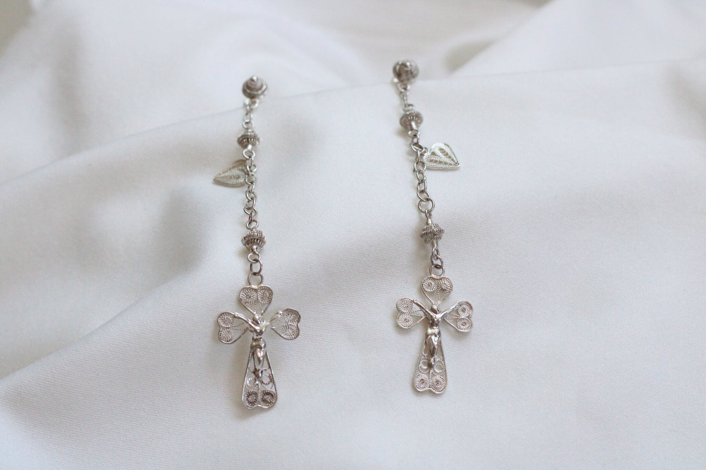 ARETES CRUZ