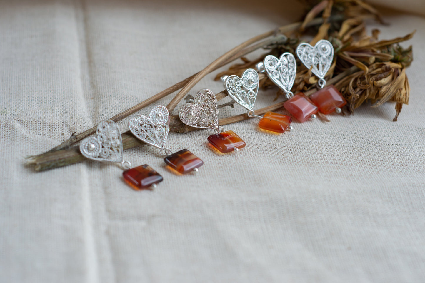 ARETES CORAZÓN CON CORNALINA