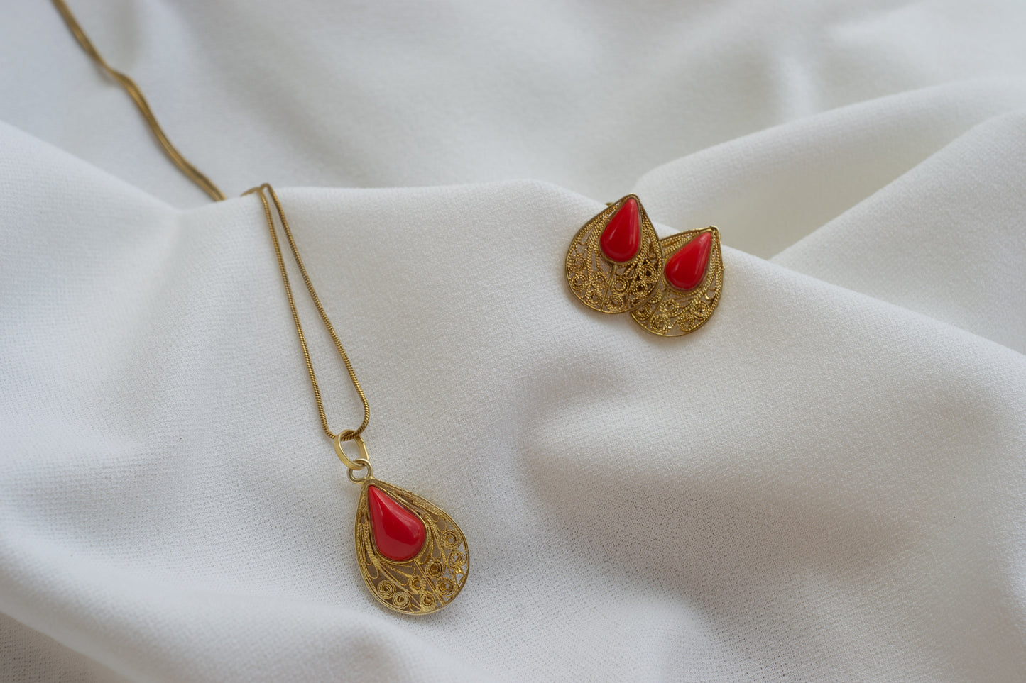 ARETES GOTA CON CORAL