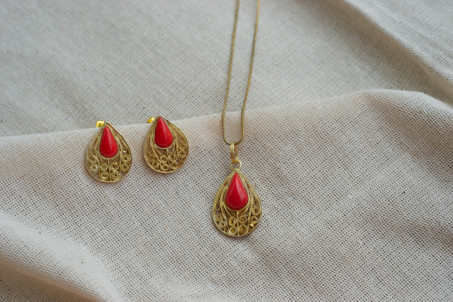 ARETES GOTA CON CORAL