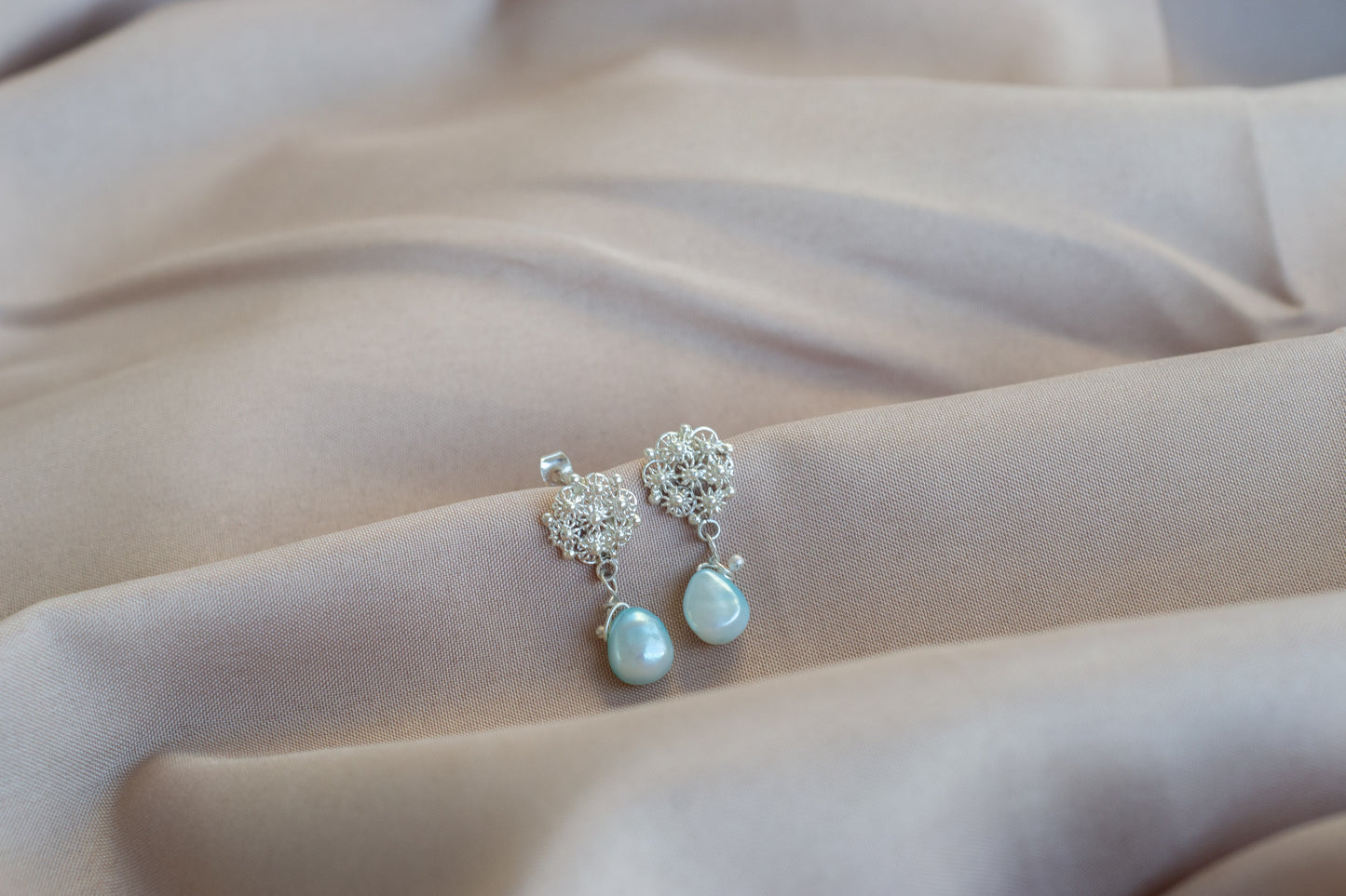ARETES MIRZA CON PERLA DE RÍO AZUL