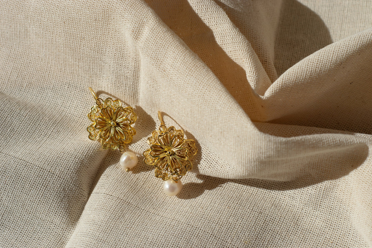 ARETES ROSETAS CON PERLA DE RÍO