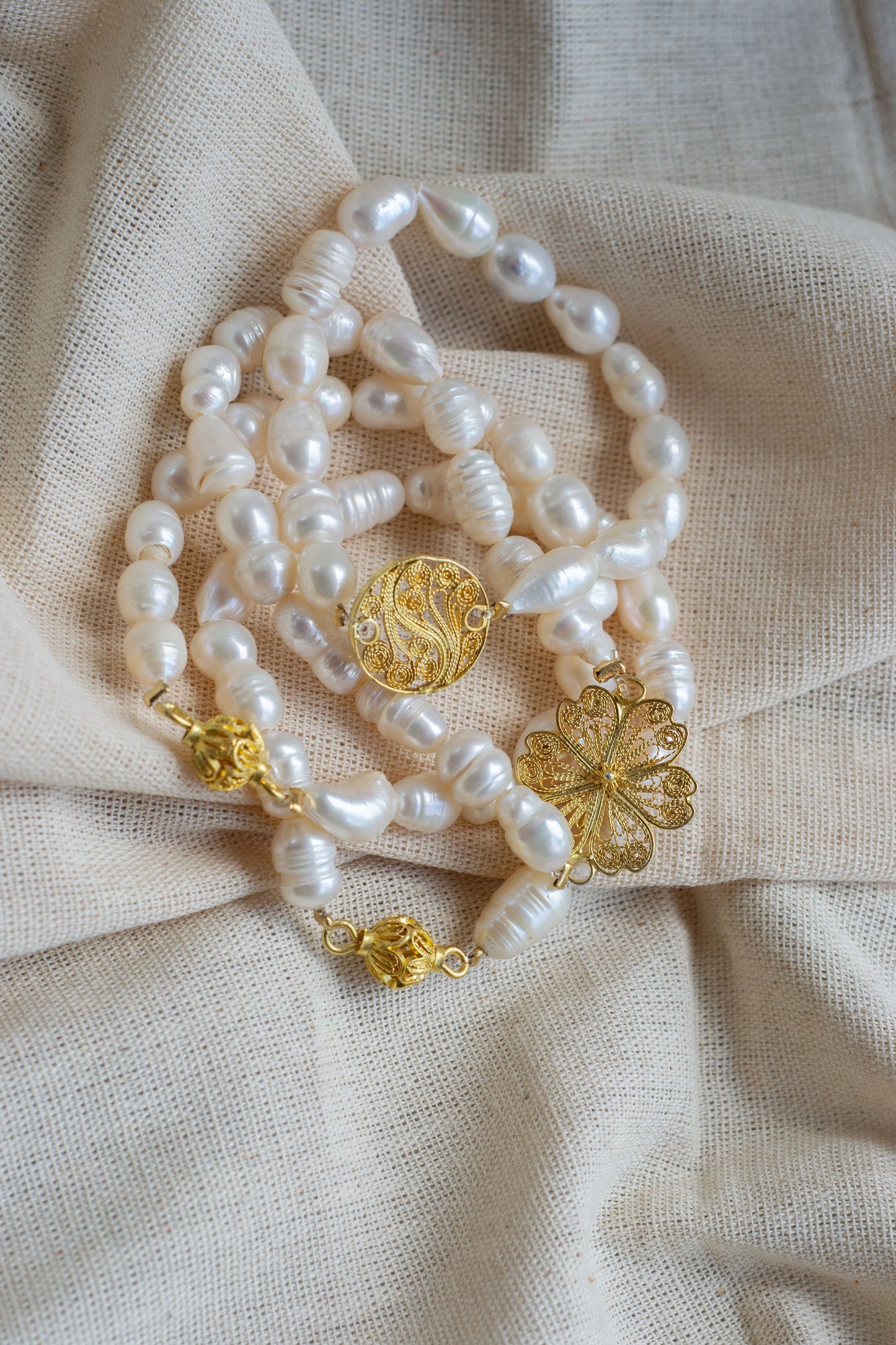 PULSERA CON PERLAS DE RÍO