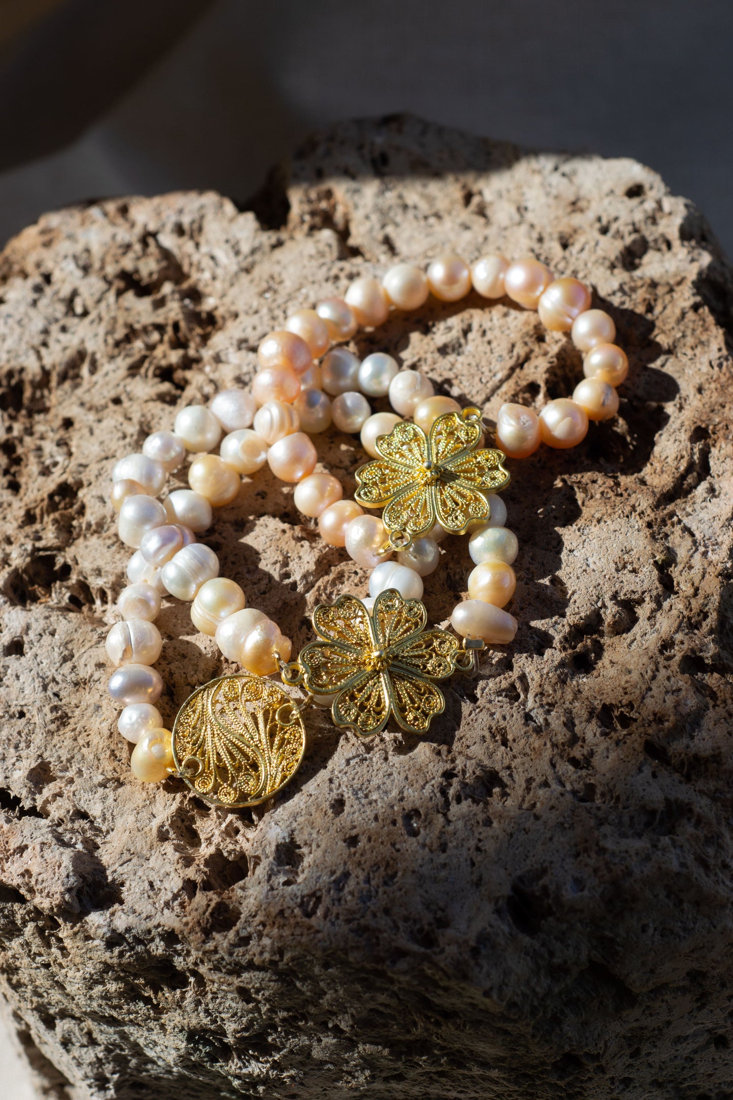 PULSERA CON PERLAS DE RÍO