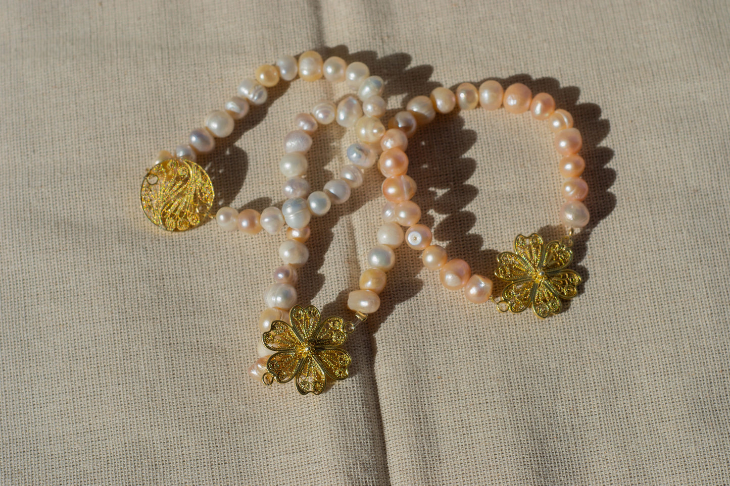 PULSERA CON PERLAS DE RÍO