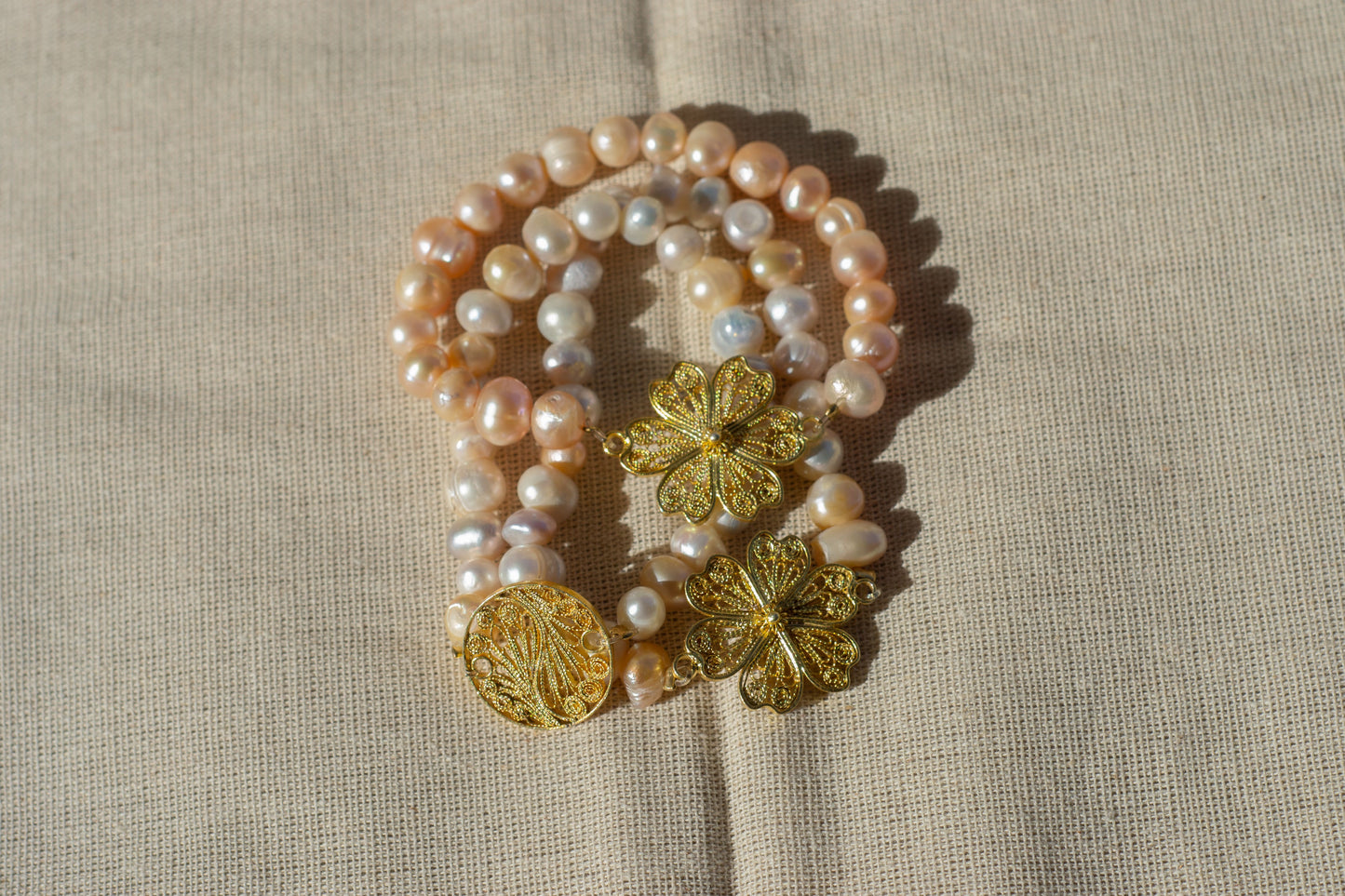 PULSERA CON PERLAS DE RÍO
