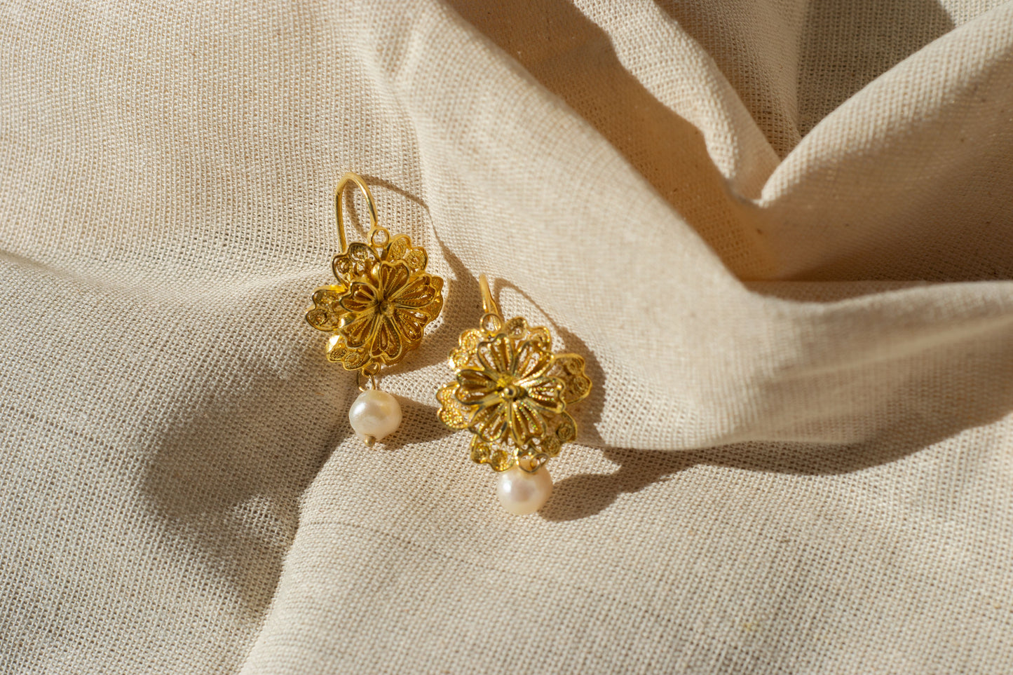 ARETES ROSETAS CON PERLA DE RÍO