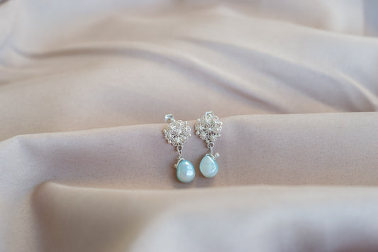ARETES MIRZA CON PERLA DE RÍO AZUL