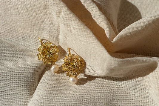 ARETES ROSETAS CON PERLA DE RÍO