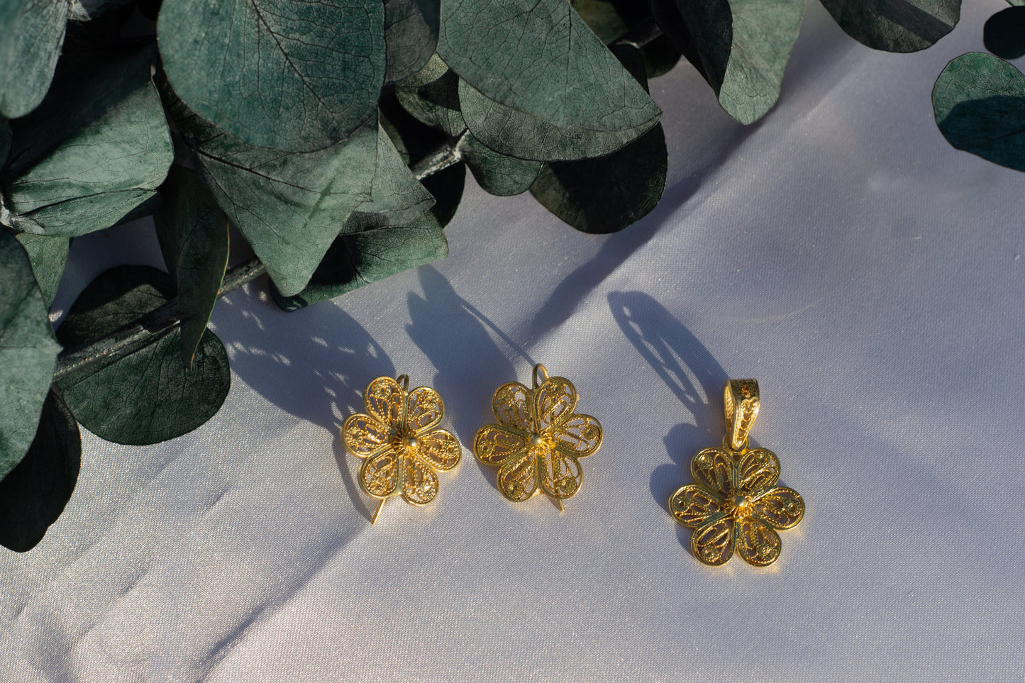 ARETES FLOR 6 PÉTALOS